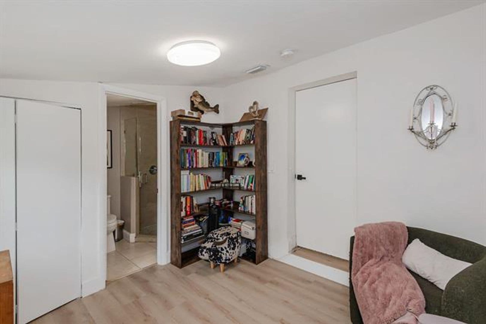 Hollywood House: 5631 Freedom St # 5631
