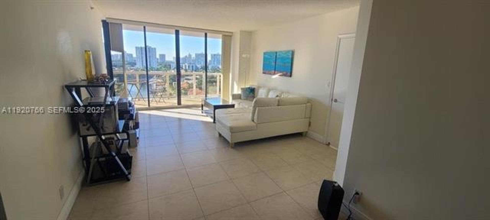 Aventura Condo: 3600 Yacht Club Dr cu-1204