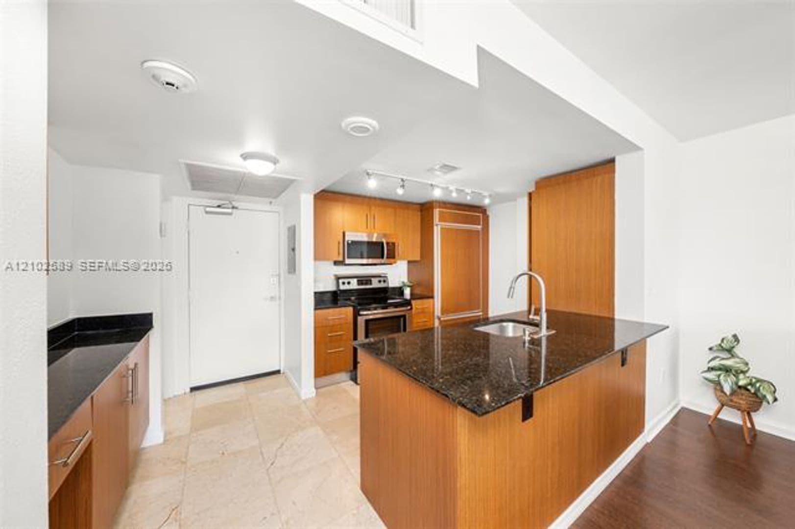Bal Harbour Condo: 10275 Collins Ave cu-327