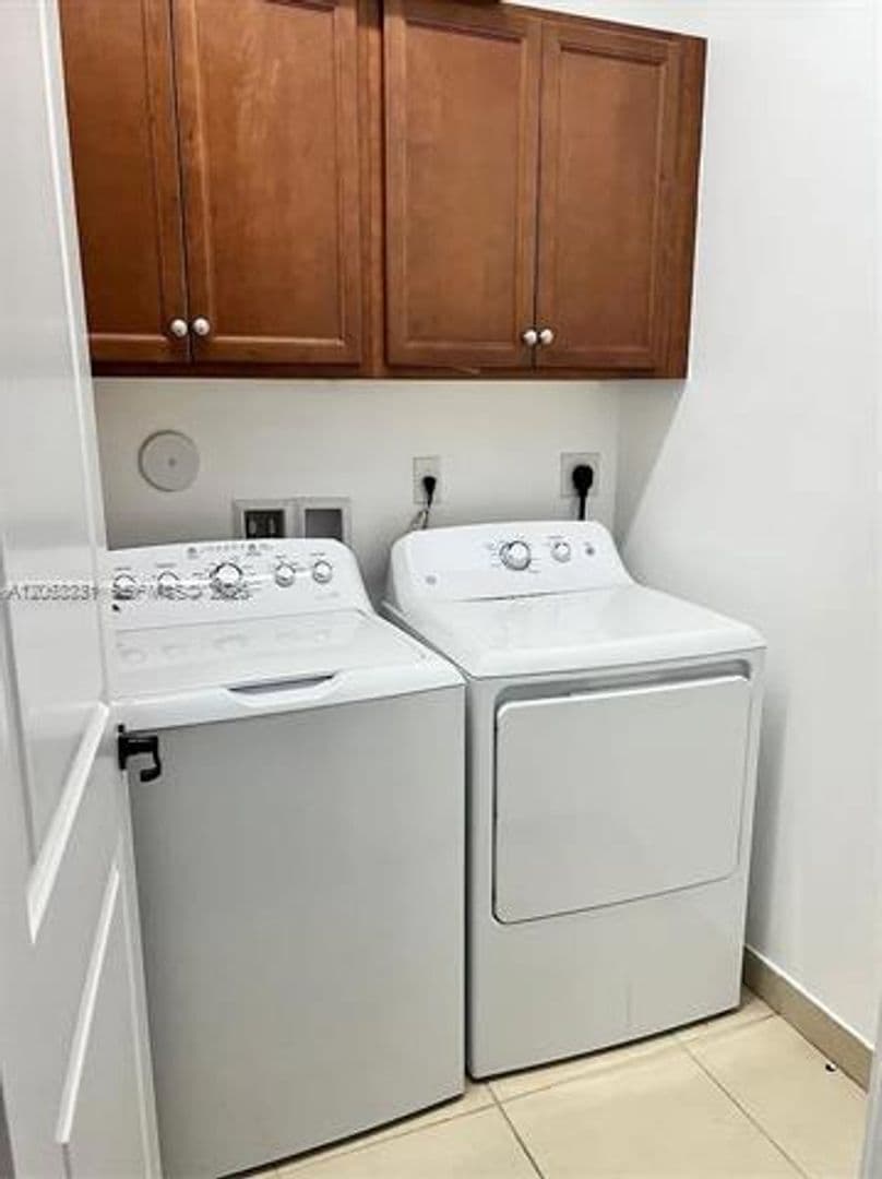 Hialeah House: 3214 W 97th St # 0