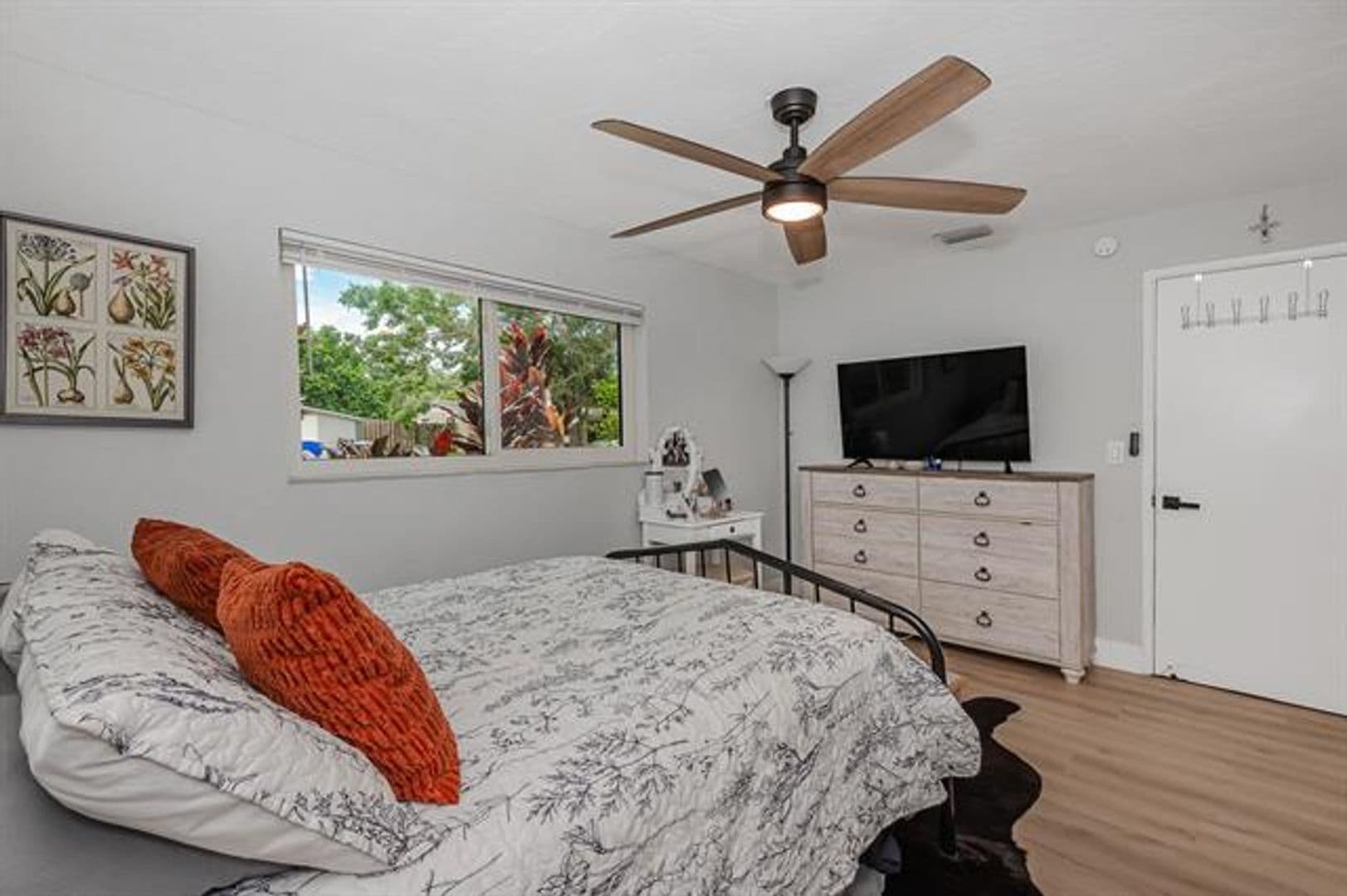 Hollywood House: 5631 Freedom St # 5631