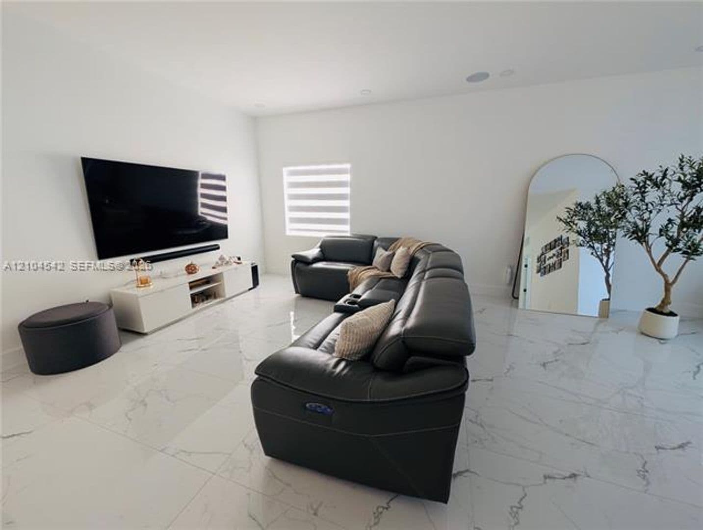 Hialeah House: 8137 NW 199th Ter # 8137