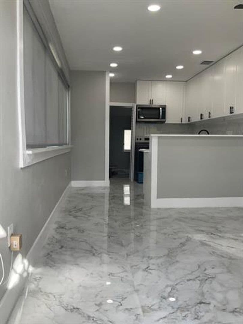 Hollywood House: 5540 Mayo St # 5540