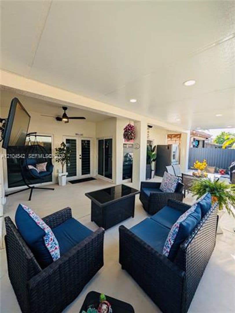 Hialeah House: 8137 NW 199th Ter # 8137