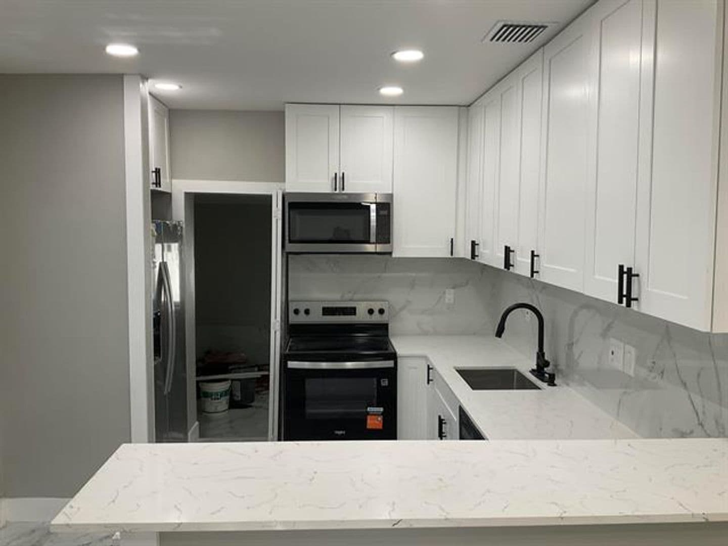 Hollywood House: 5540 Mayo St # 5540