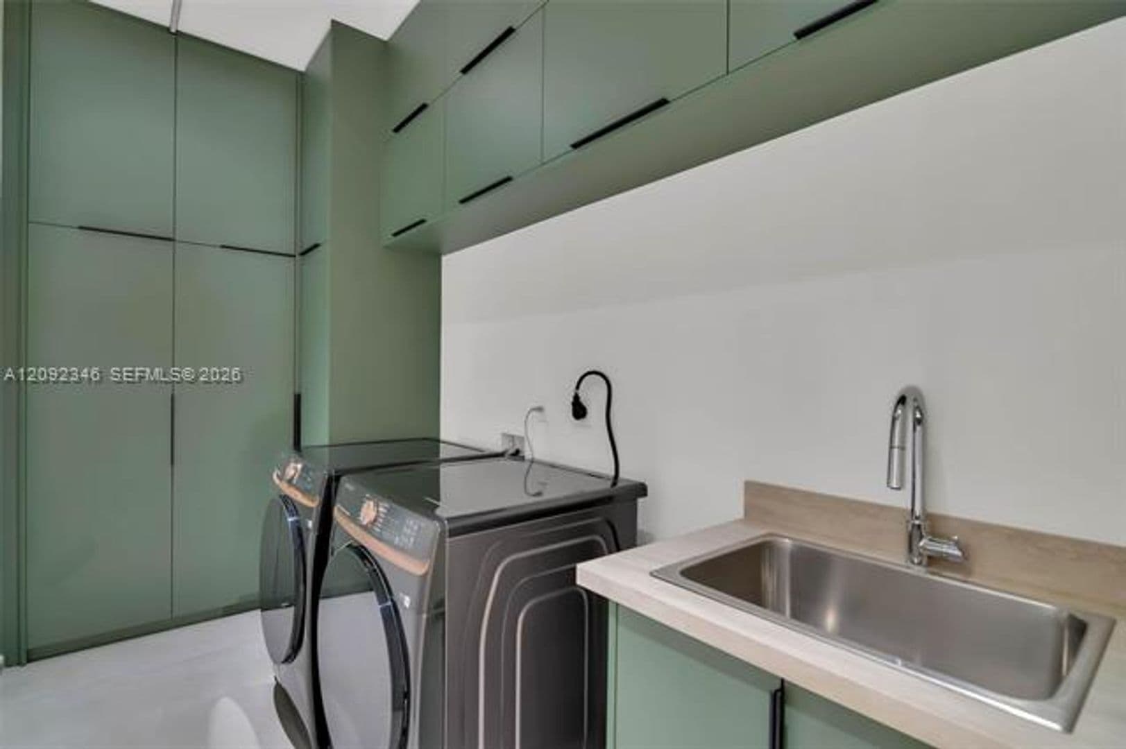 Miami House: 135 SW 29th Rd # 135