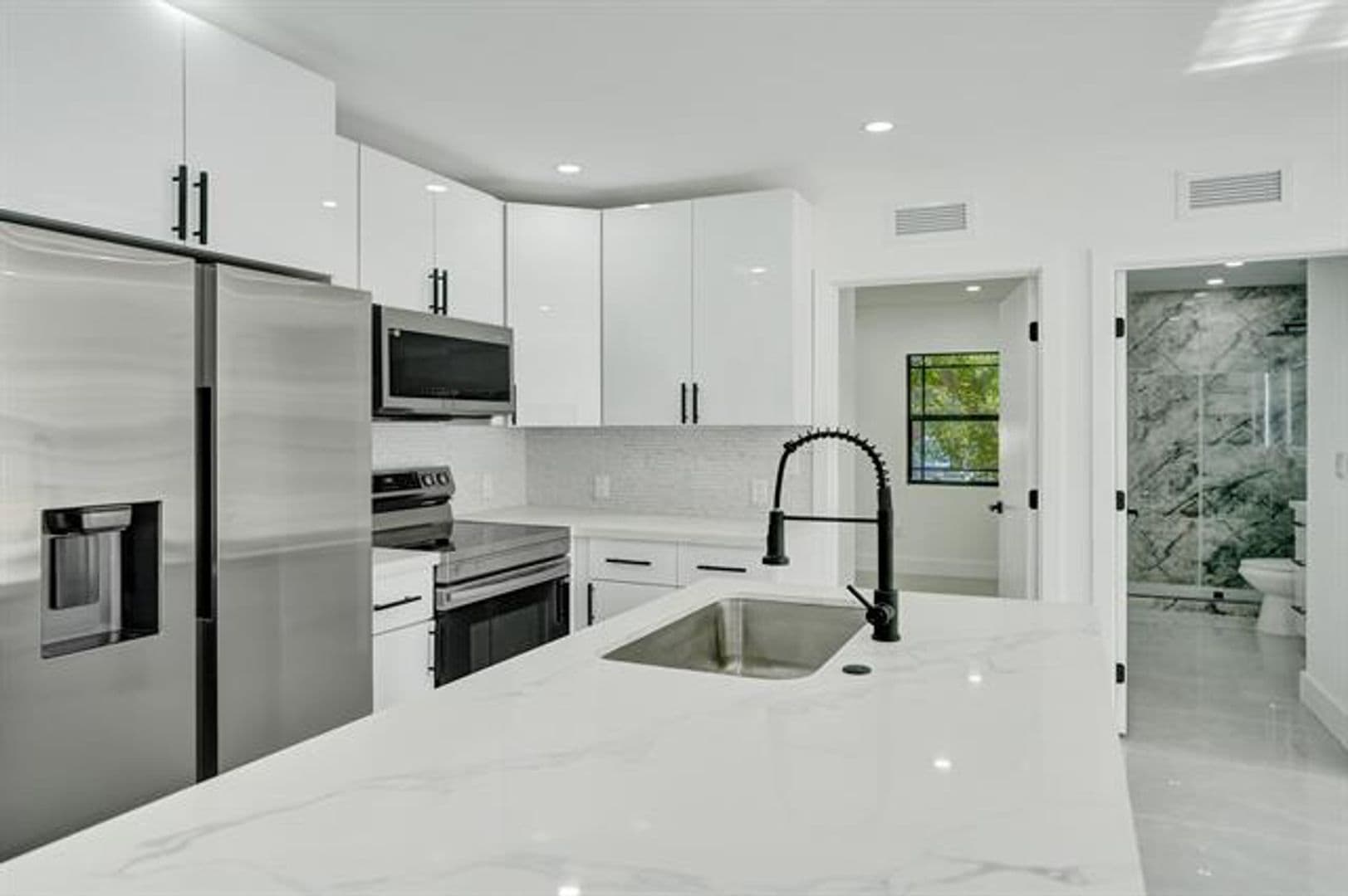 Hollywood House: 3234 Taft St # 3234