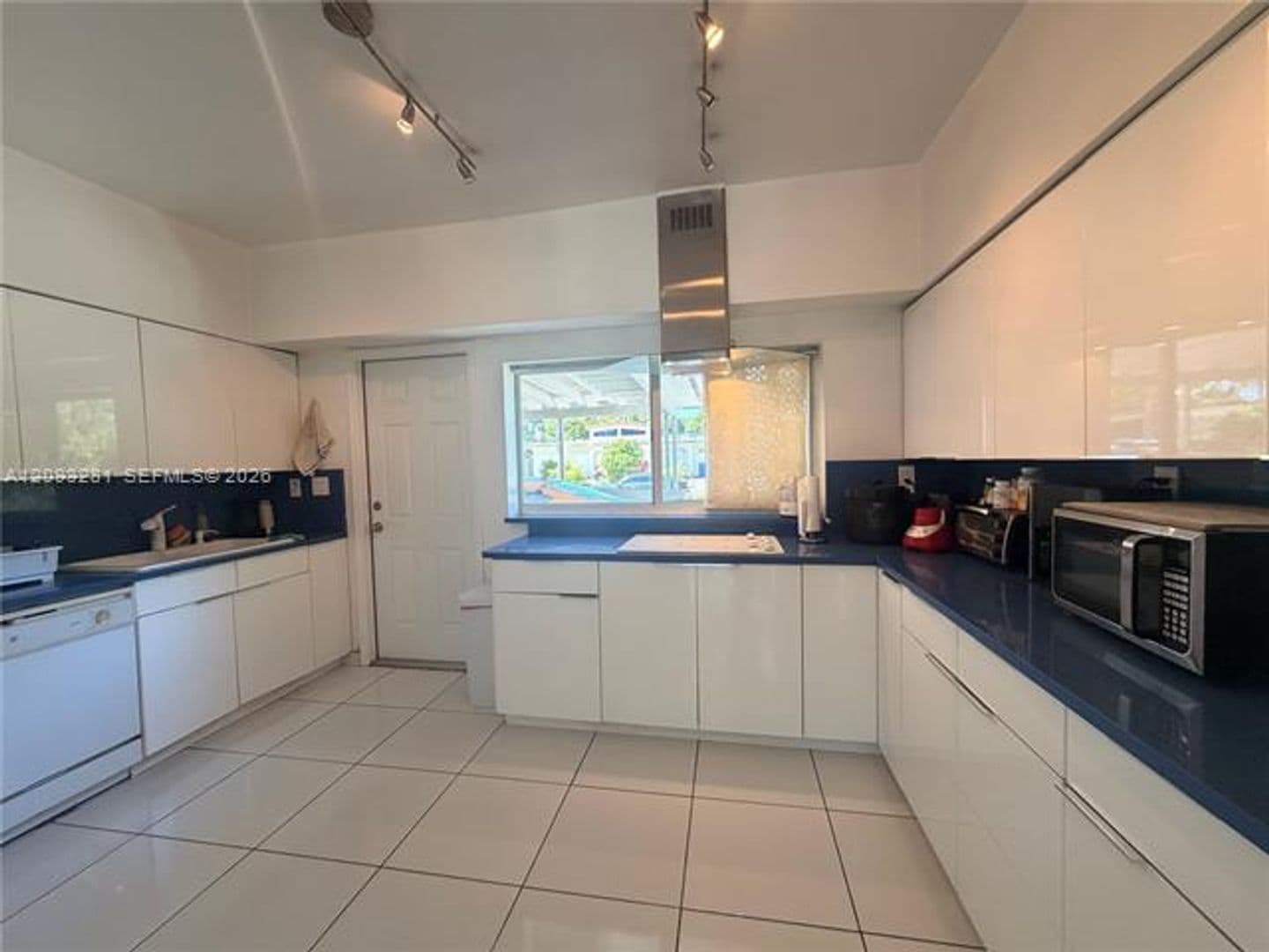 North Miami Beach House: 19091 NE 20th Ct # 19091