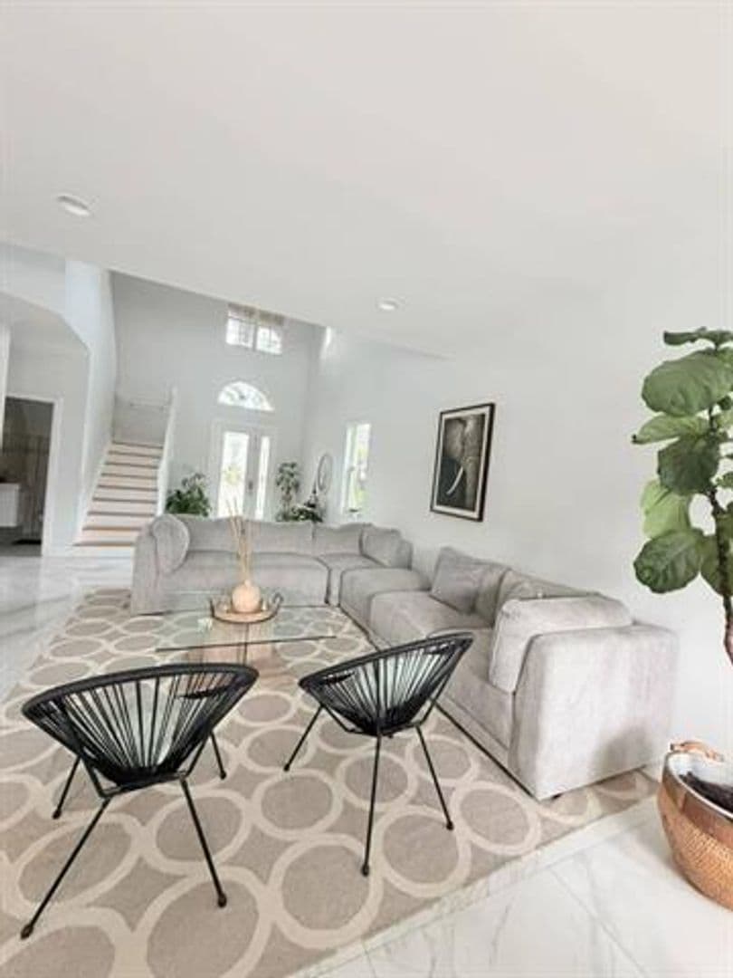 Weston House: 4251 E Seneca Ave # 4251