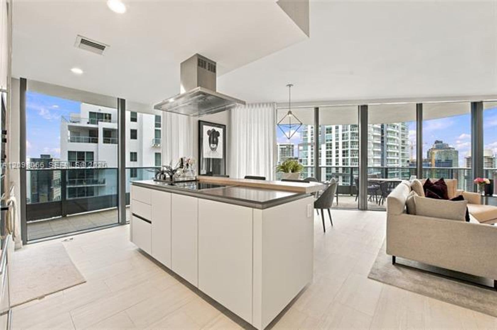 Miami Condo: 1000 Brickell Plz cu-3401