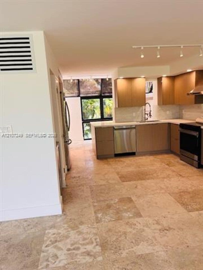 Key Biscayne House: 241 Harbor Dr # 241