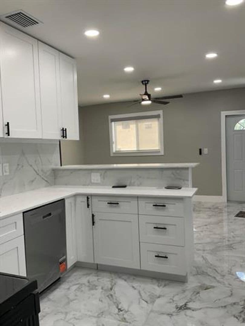 Hollywood House: 5540 Mayo St # 5540