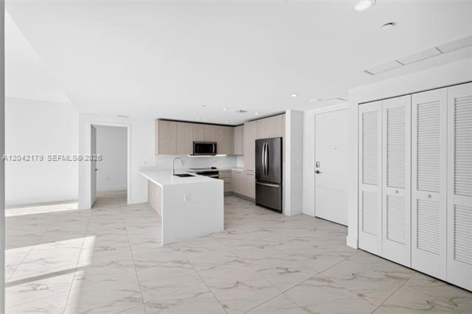 Sunrise Condo: 2000 Metropica Way cu-616