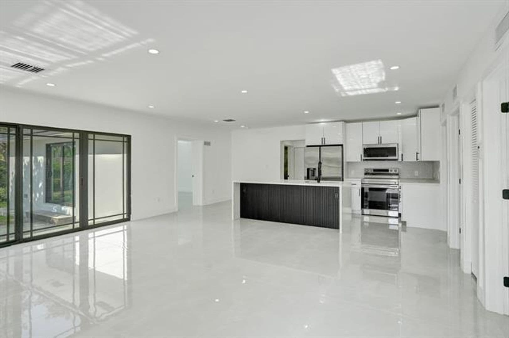 Hollywood House: 3234 Taft St # 3234