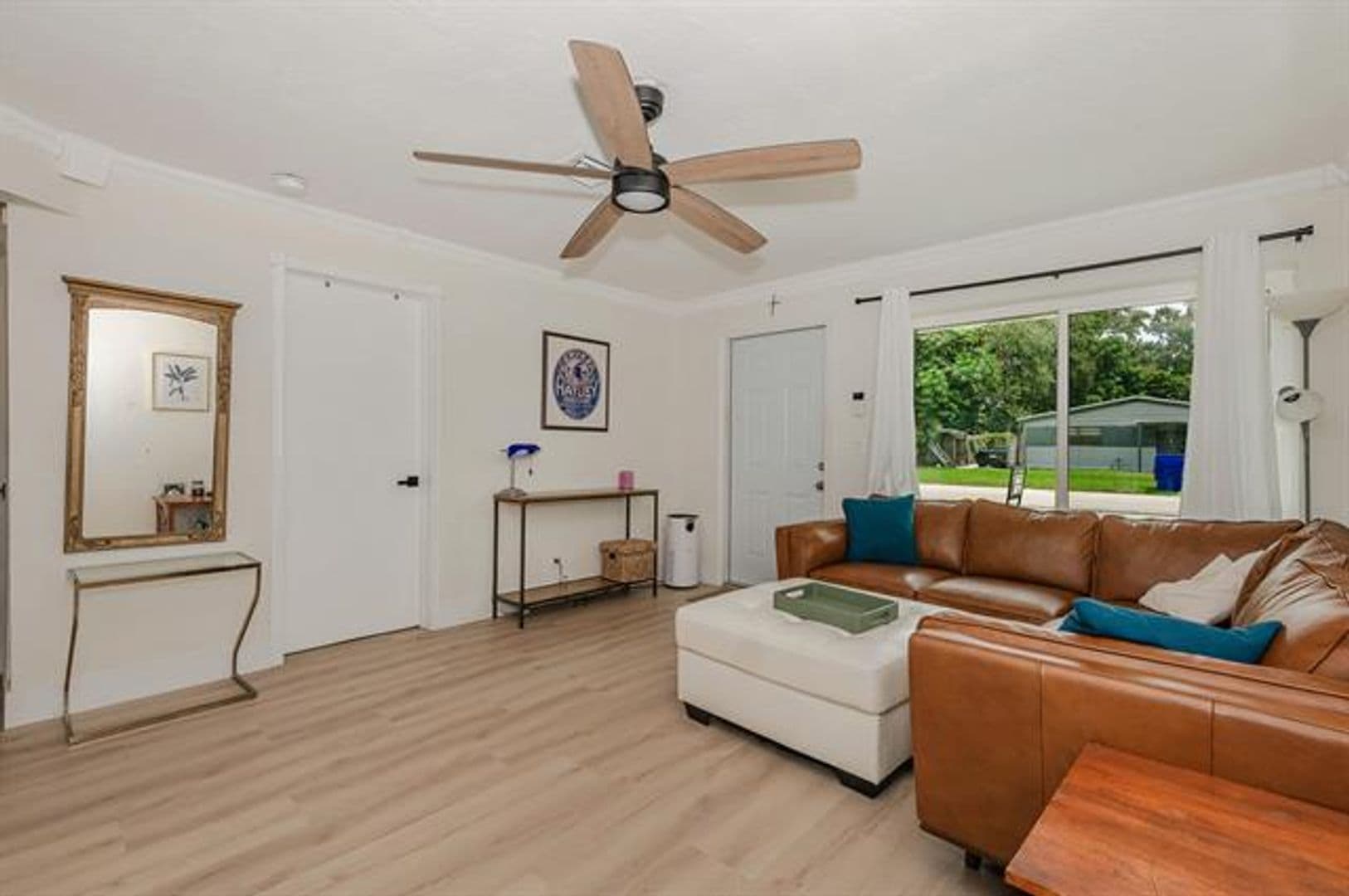 Hollywood House: 5631 Freedom St # 5631