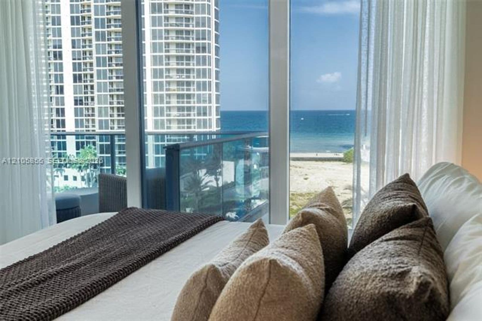 Sunny Isles Beach Condo: 17550 Collins Ave cu-703