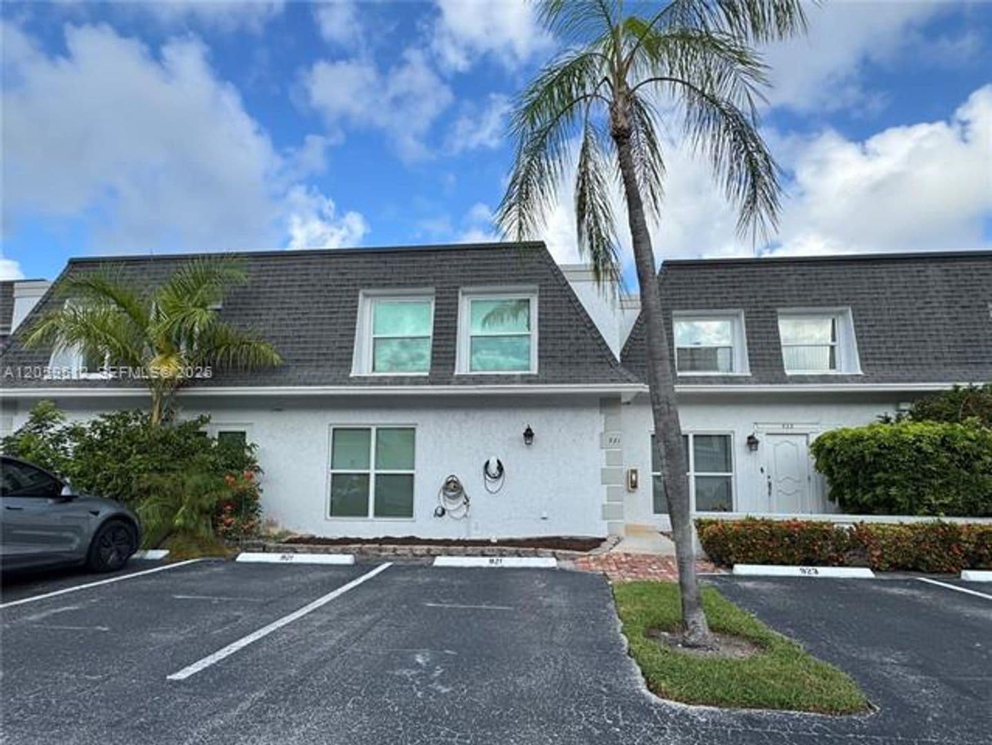 Hallandale Beach Townhome: 921 NE 26th Ave th 921