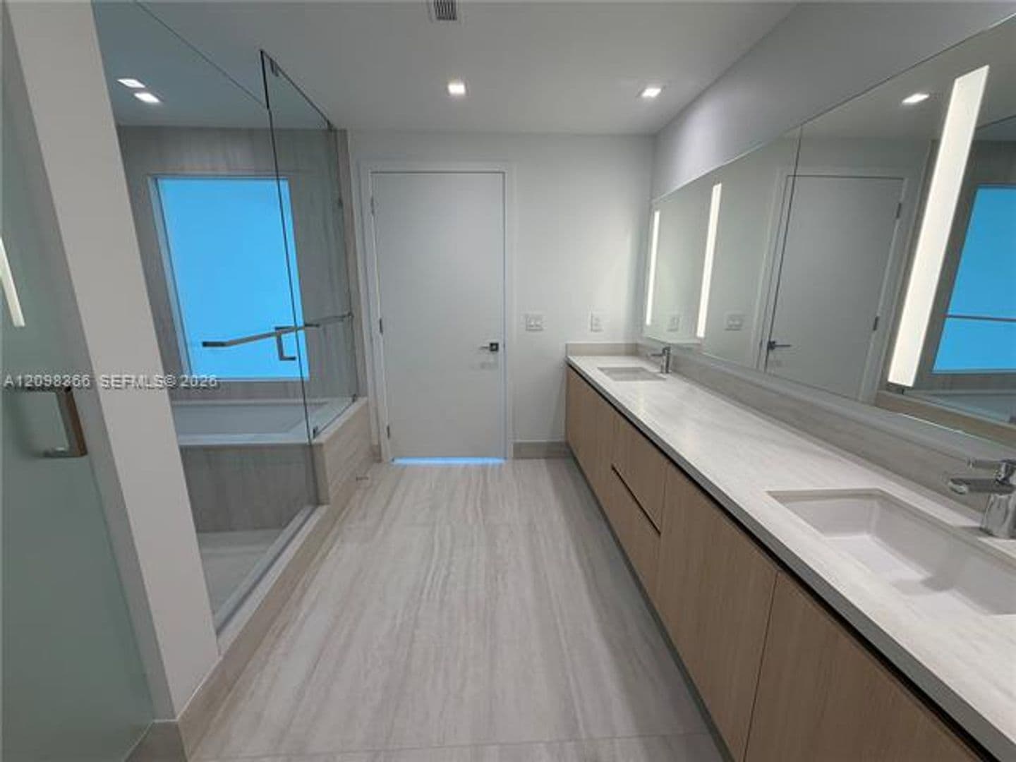 North Miami Condo: 2411 Laguna Cir cu-408