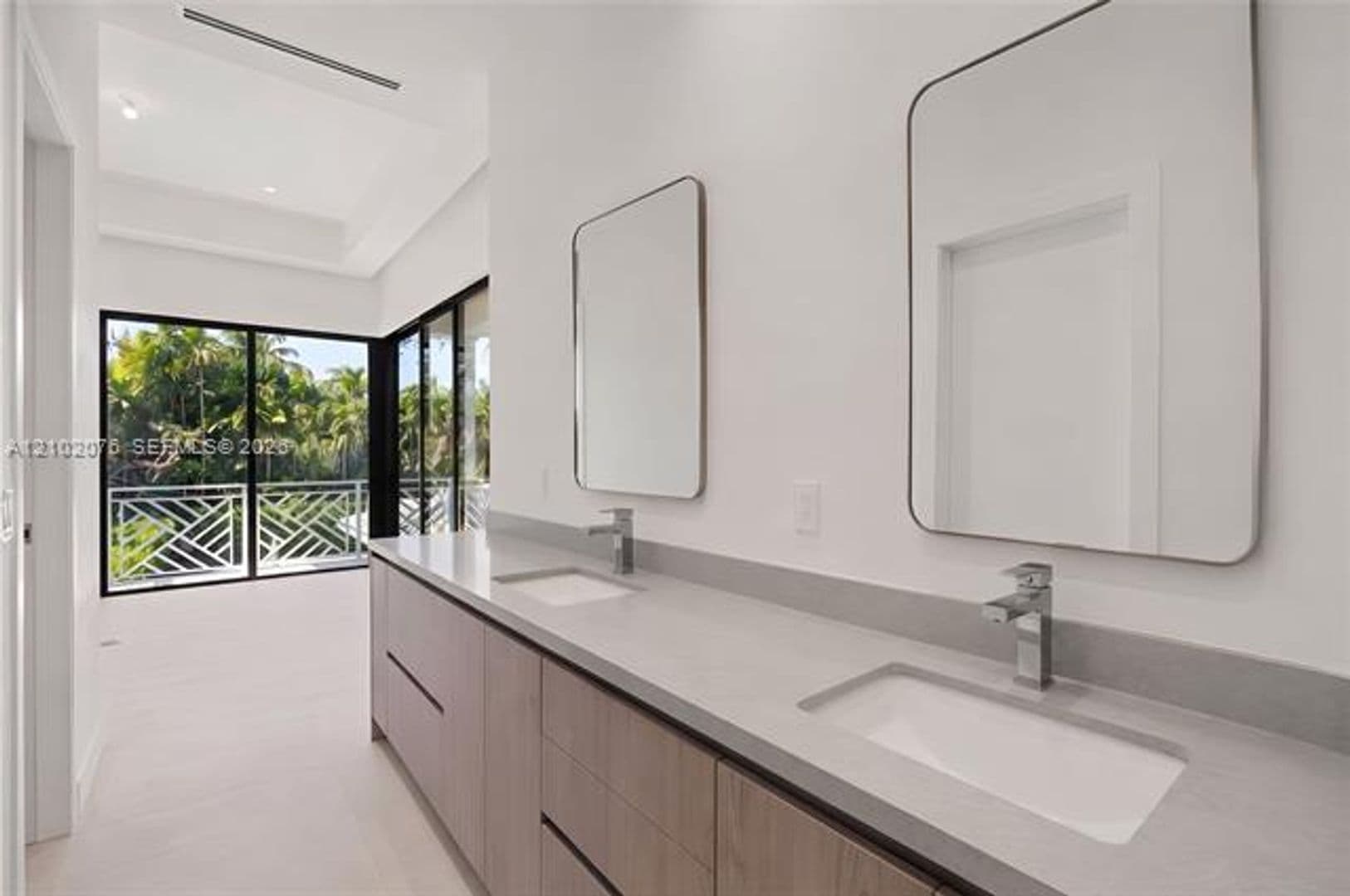 Coral Gables Townhome: 2710 Le Jeune Rd th 2710