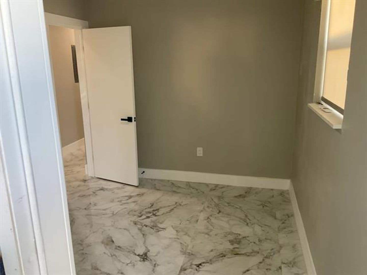 Hollywood House: 5540 Mayo St # 5540