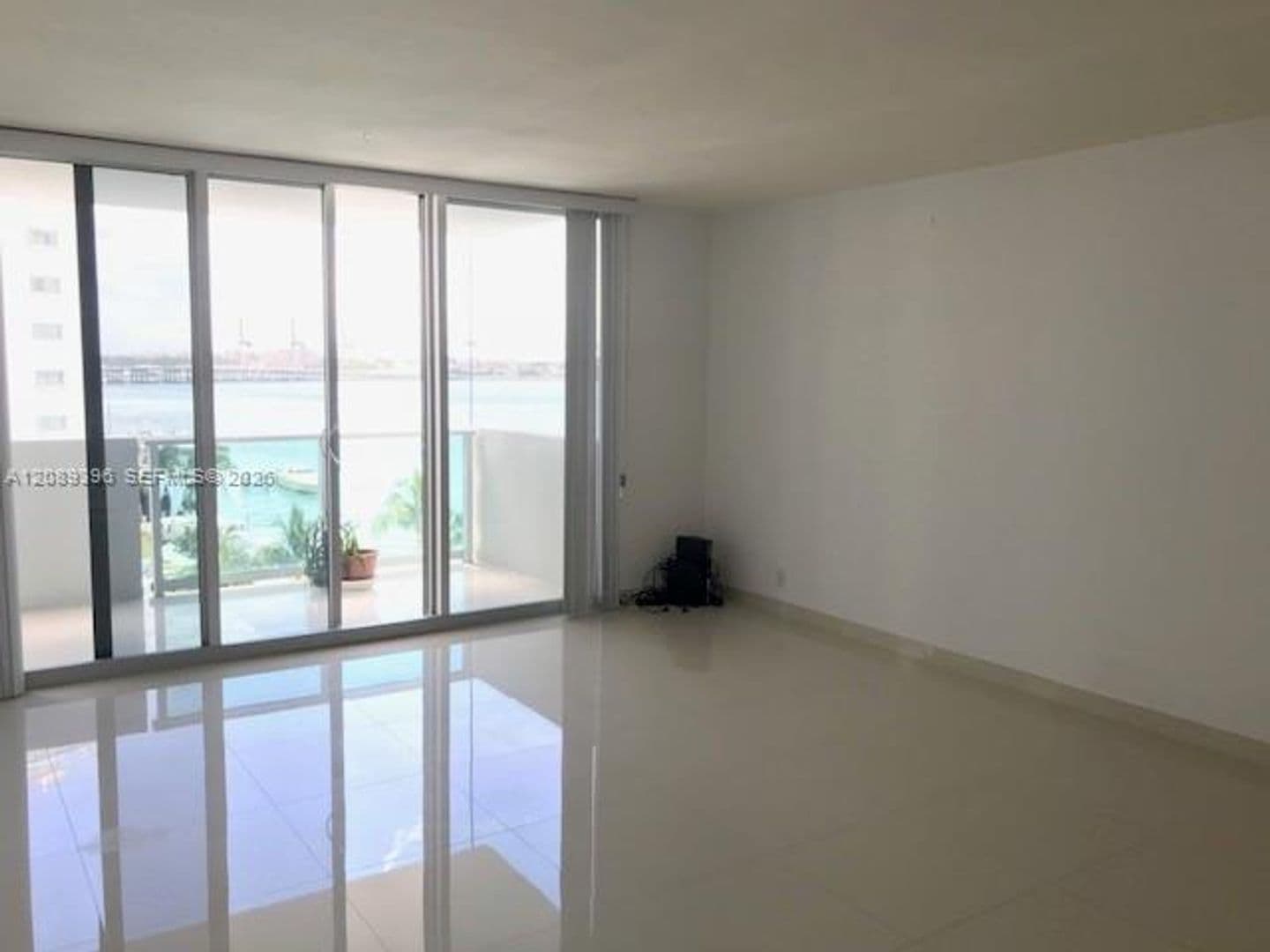 Miami Beach House: 1200 West Ave cu-830