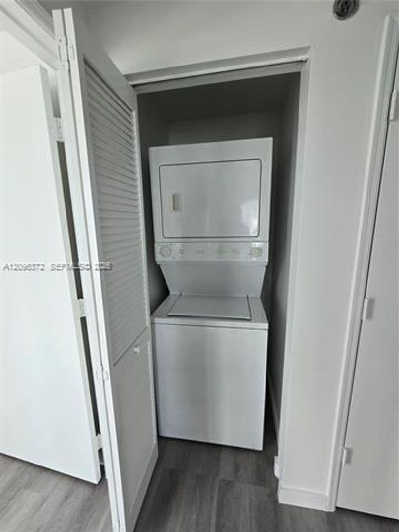 Miami Condo: 950 Brickell Bay Dr cu-3300