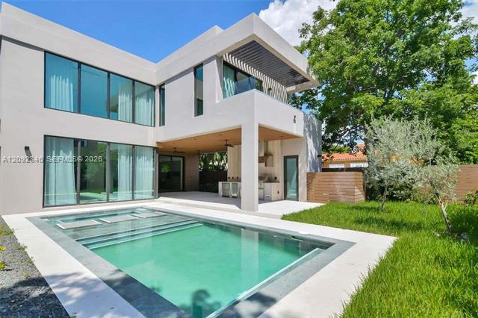 Miami House: 135 SW 29th Rd # 135