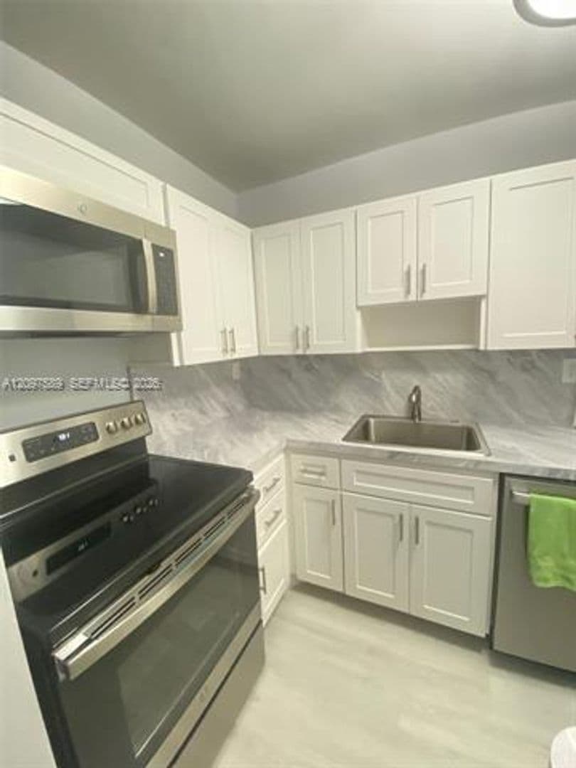 Miami Beach Condo: 2899 Collins Ave cu-1743