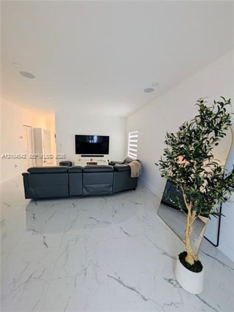 Hialeah House: 8137 NW 199th Ter # 8137