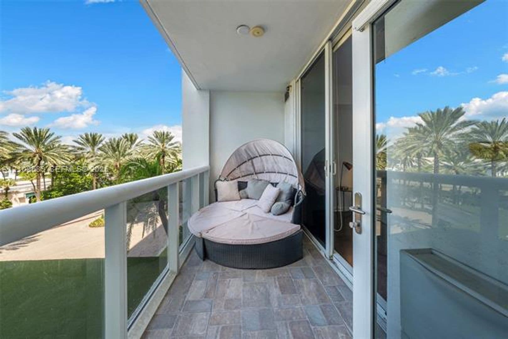 Bal Harbour Condo: 10275 Collins Ave cu-327