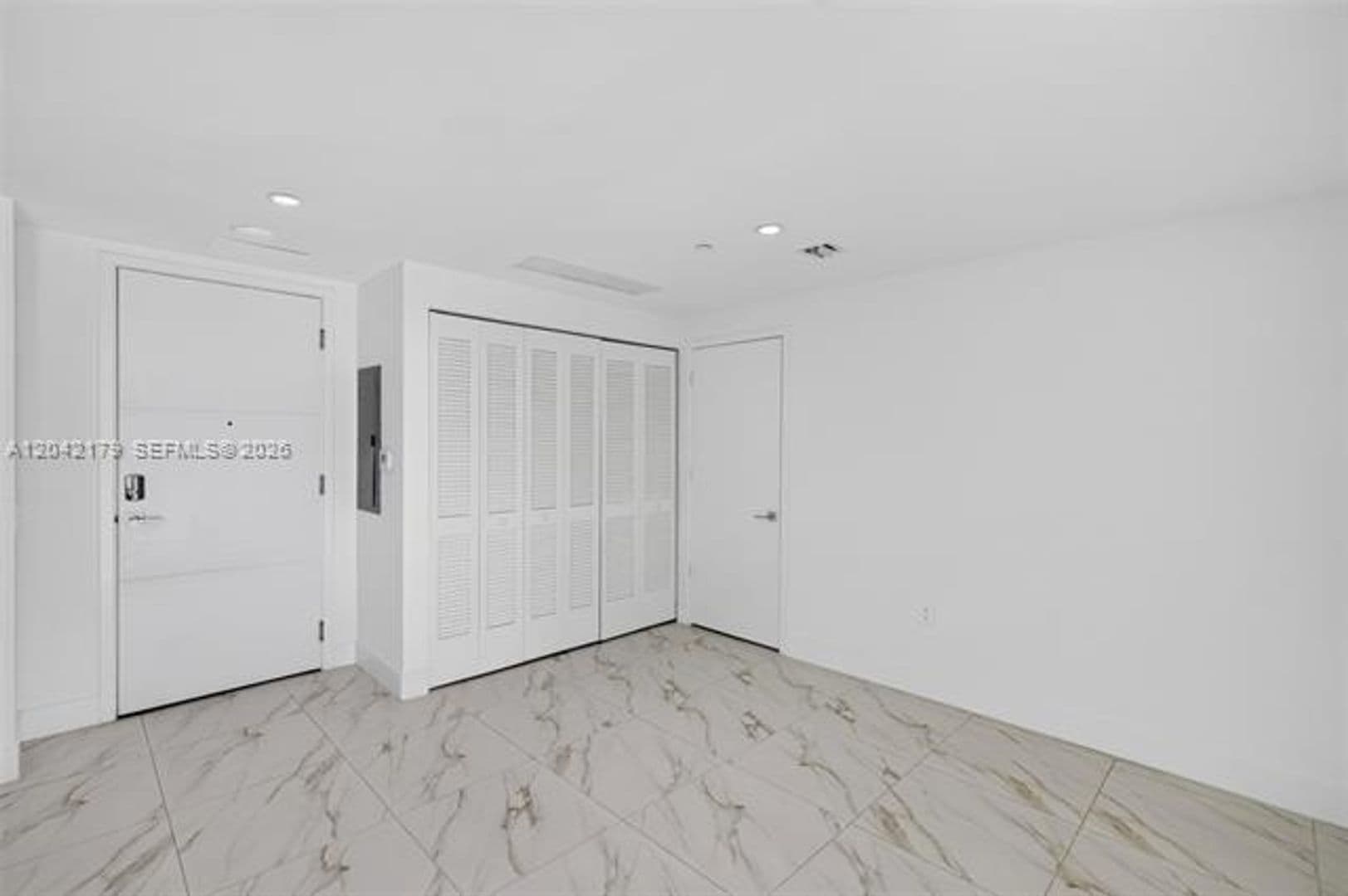 Sunrise Condo: 2000 Metropica Way cu-616