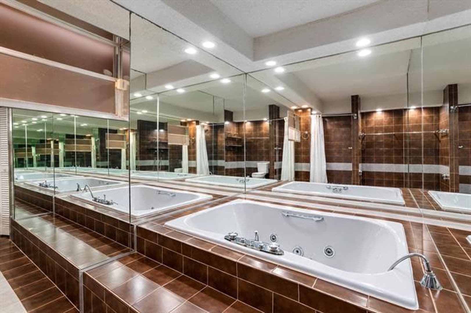 Hialeah House: 242 W 19th St # 242