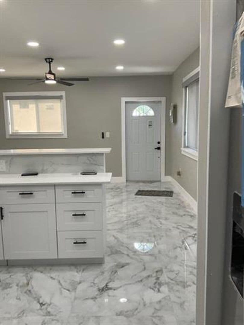 Hollywood House: 5540 Mayo St # 5540