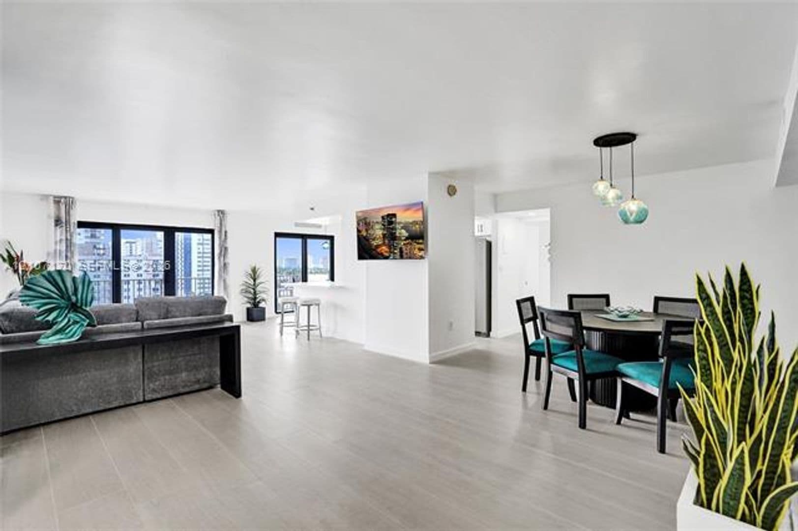 Hollywood Condo: 1201 S Ocean Dr cu-908S