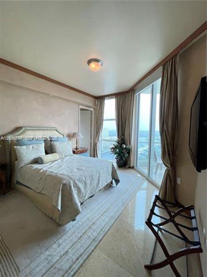 Sunny Isles Beach Condo: 16047 Collins Ave cu-1701