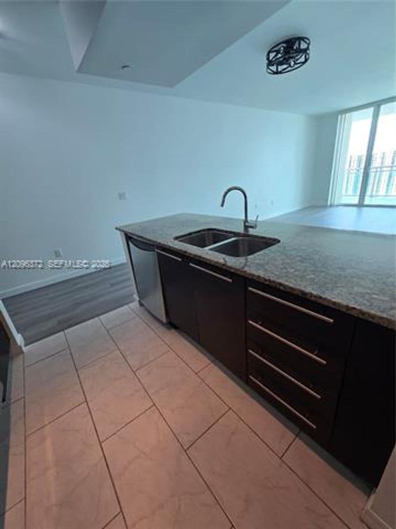 Miami Condo: 950 Brickell Bay Dr cu-3300
