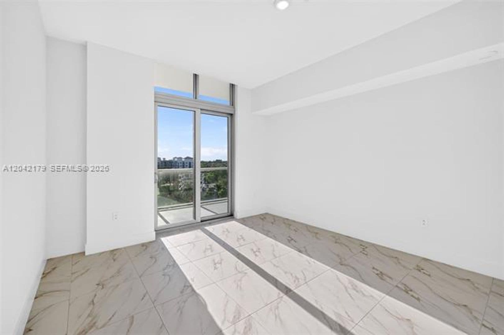 Sunrise Condo: 2000 Metropica Way cu-616