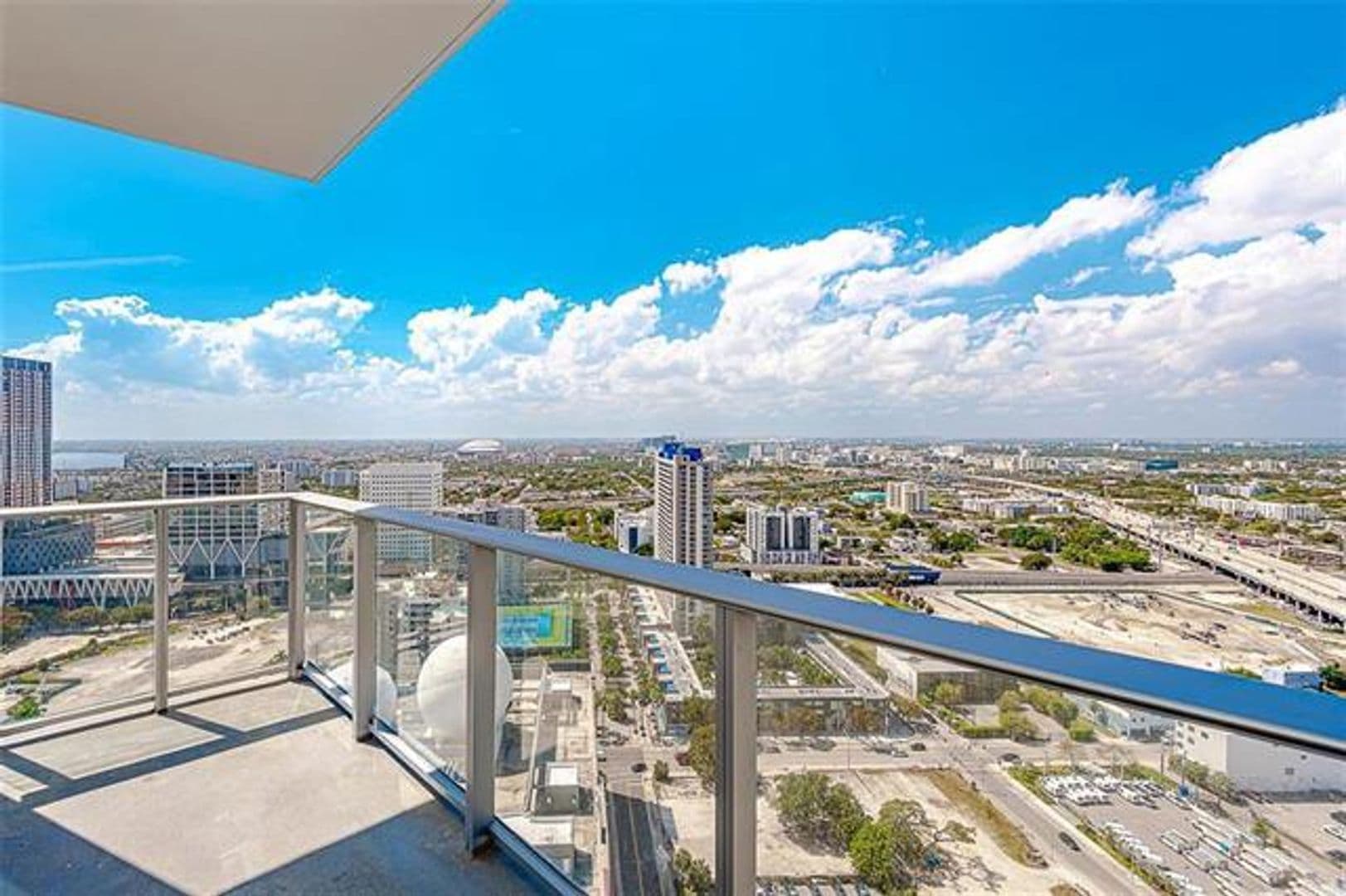Miami Condo: 851 NE 1st Ave cu-2402