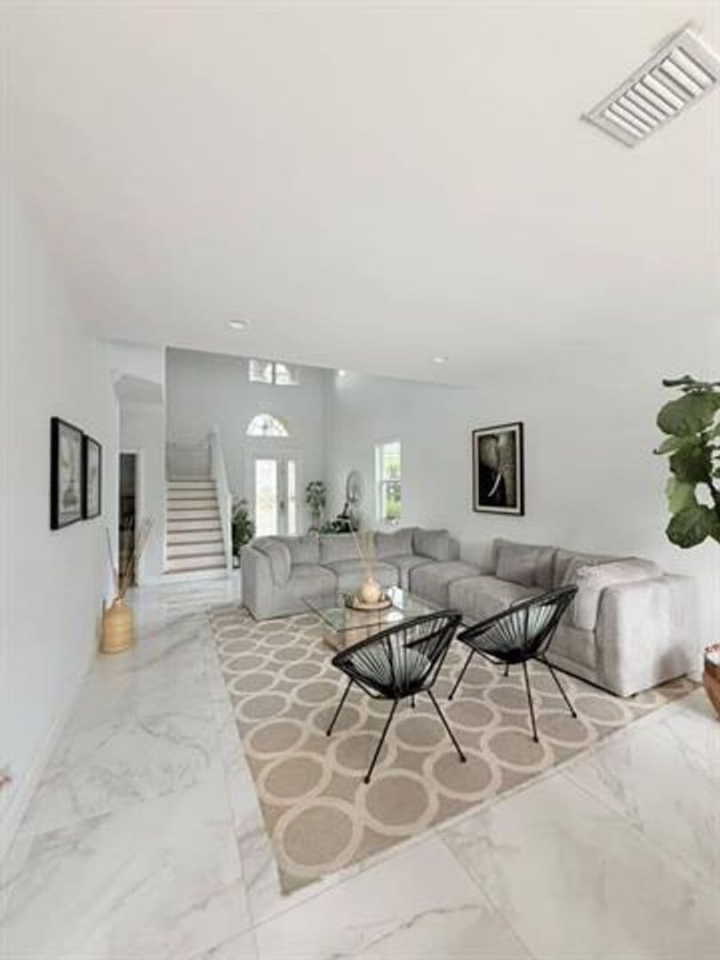 Weston House: 4251 E Seneca Ave # 4251
