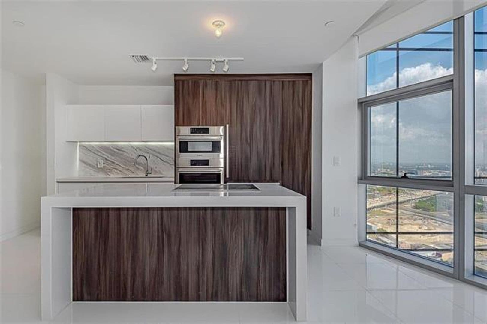 Miami Condo: 851 NE 1st Ave cu-2402