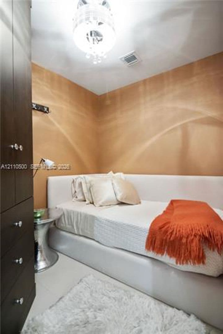 Hollywood Condo: 2711 S Ocean Dr cu-2205