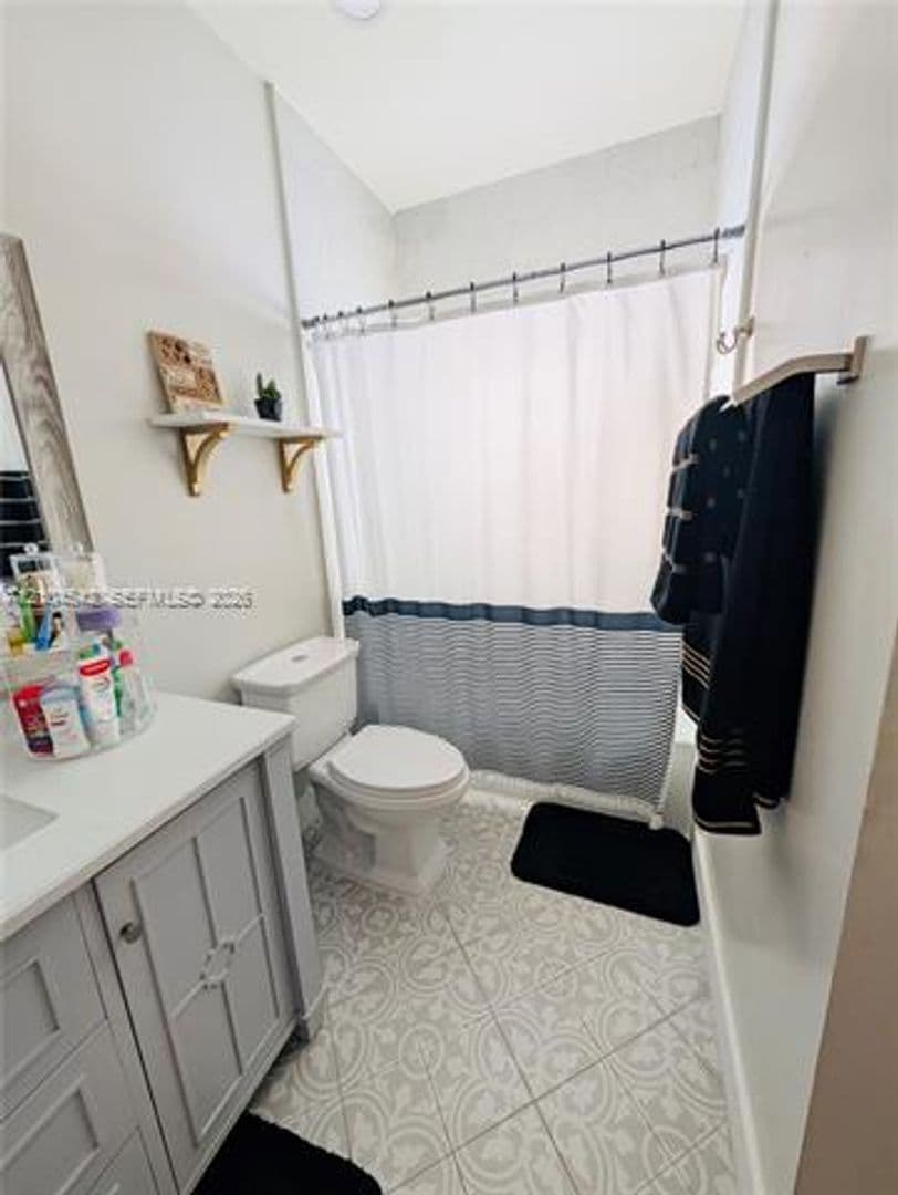 Hialeah House: 8137 NW 199th Ter # 8137