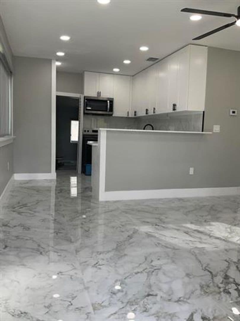 Hollywood House: 5540 Mayo St # 5540