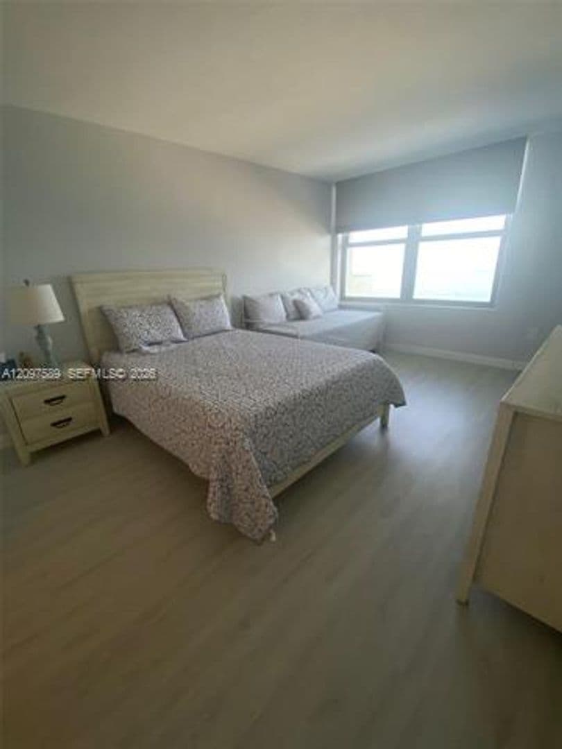 Miami Beach Condo: 2899 Collins Ave cu-1743
