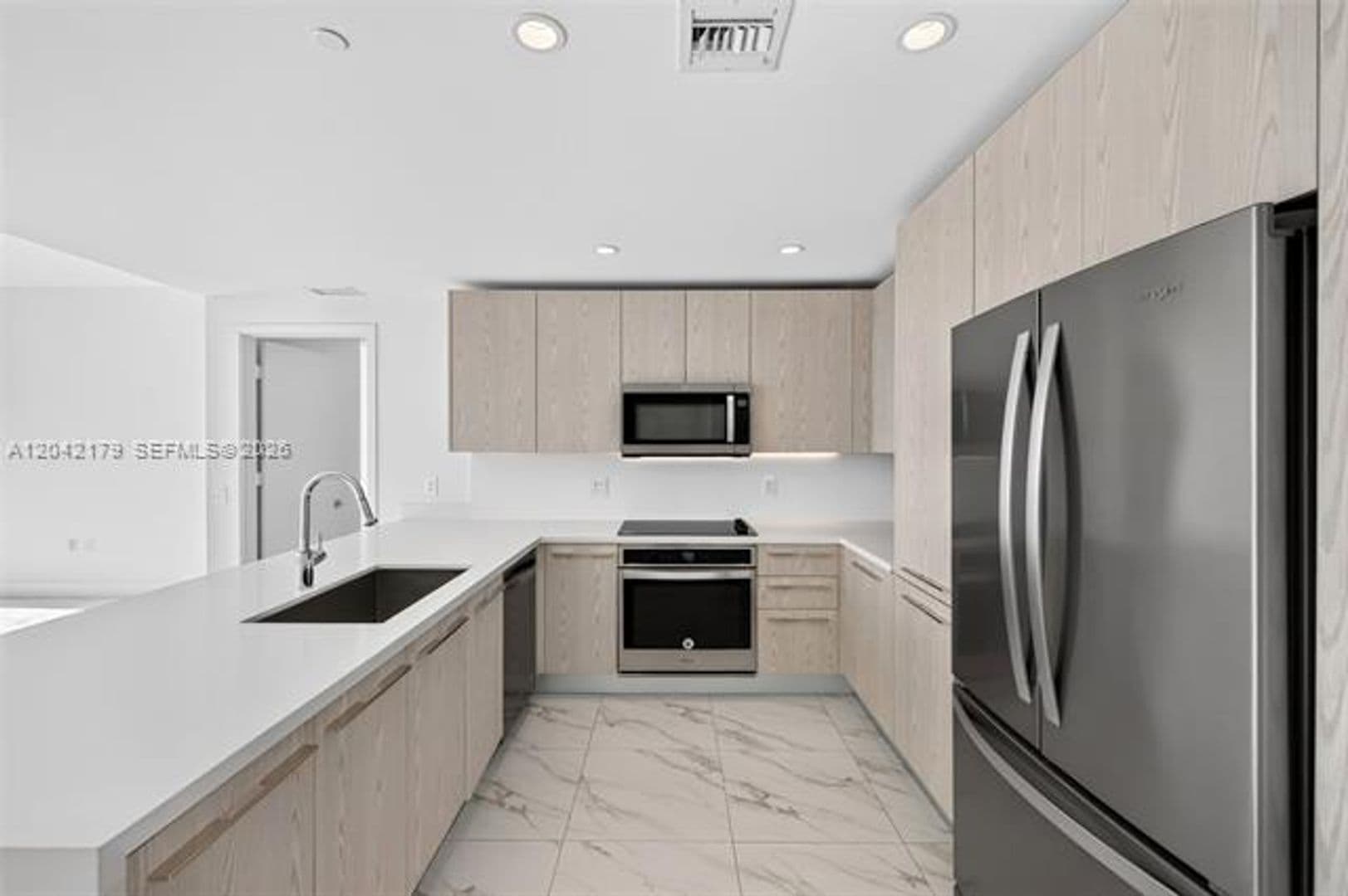 Sunrise Condo: 2000 Metropica Way cu-616