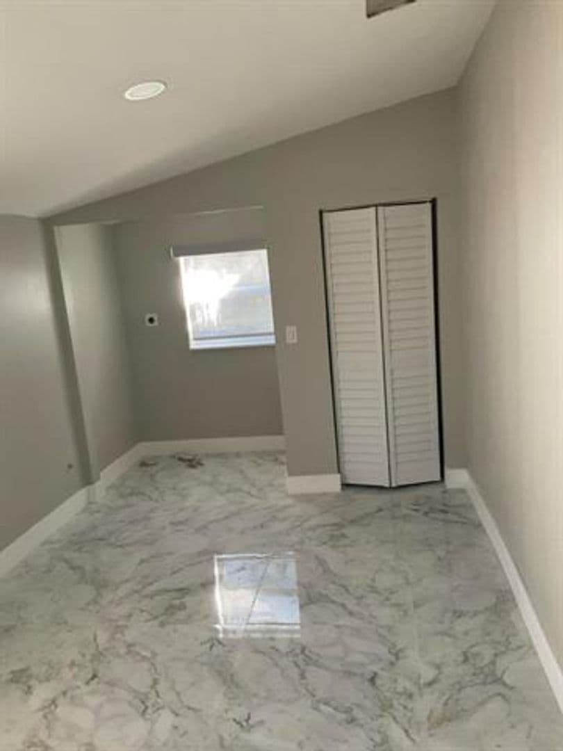 Hollywood House: 5540 Mayo St # 5540