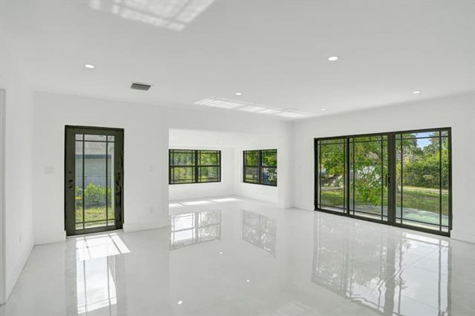 Hollywood House: 3234 Taft St # 3234