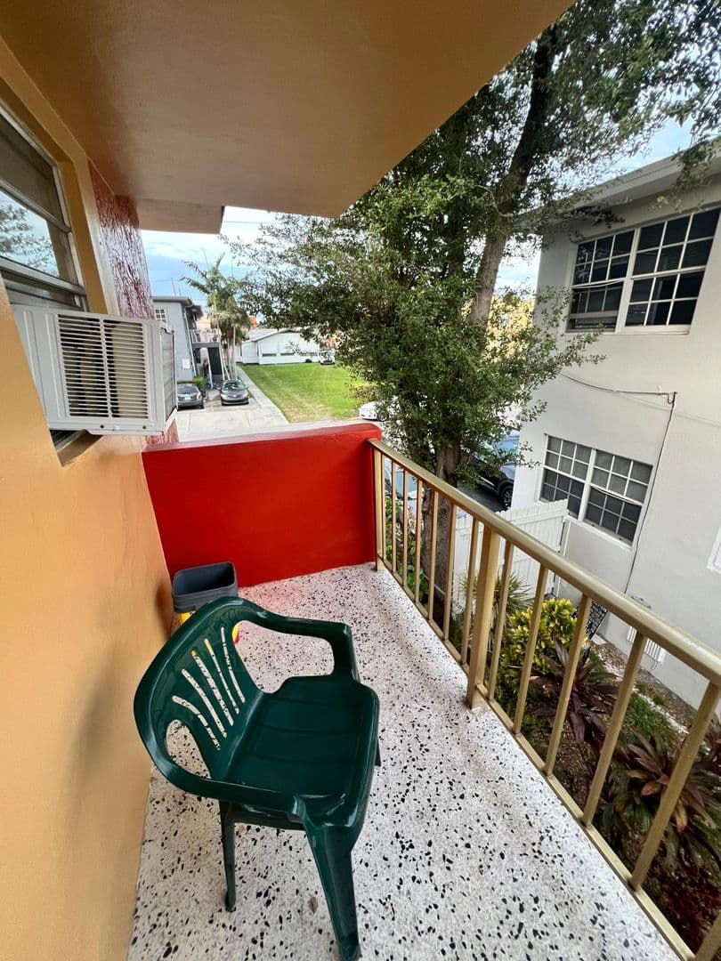 Miami Apartment: 1912 sw 2nd st apt 4