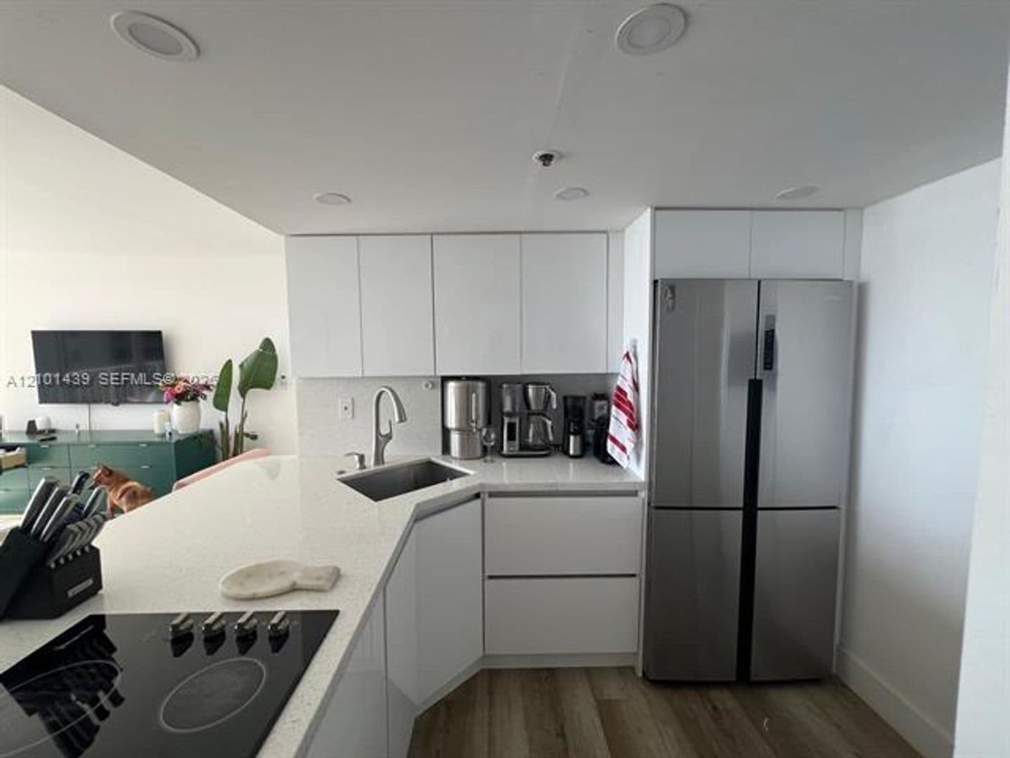 North Bay Village House: 7601 E Treasure Dr cu-1107