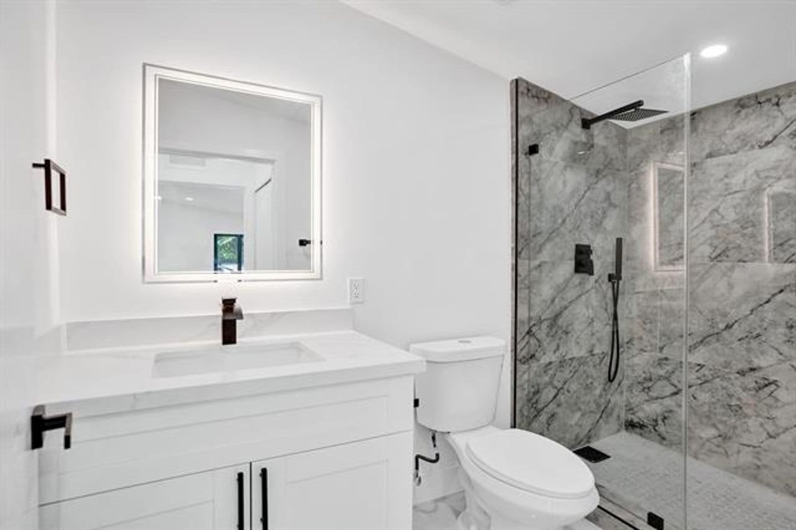 Hollywood House: 3234 Taft St # 3234